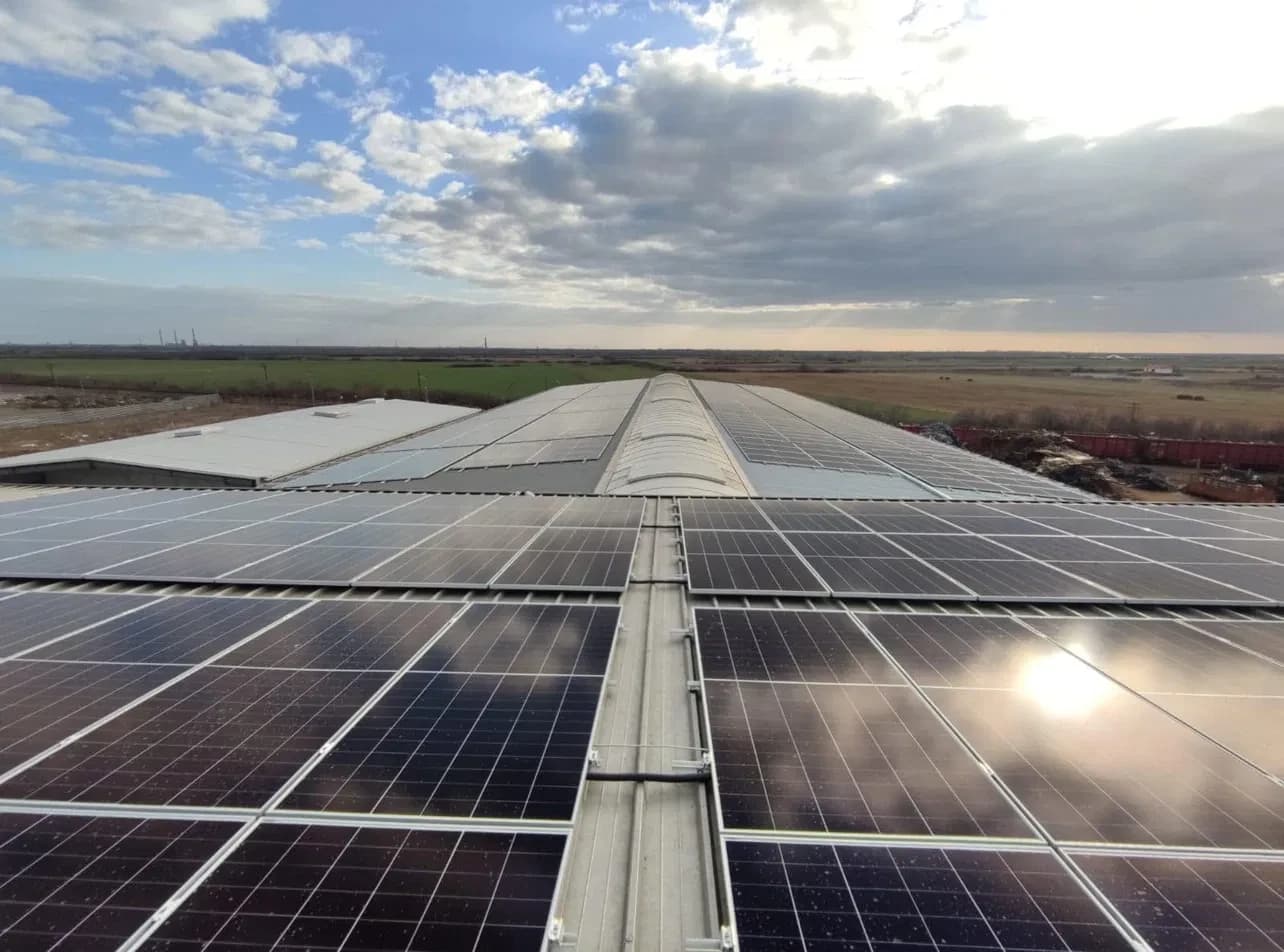 Instalație fotovoltaică industrială montată de Nectaria Solar, văzută de sus